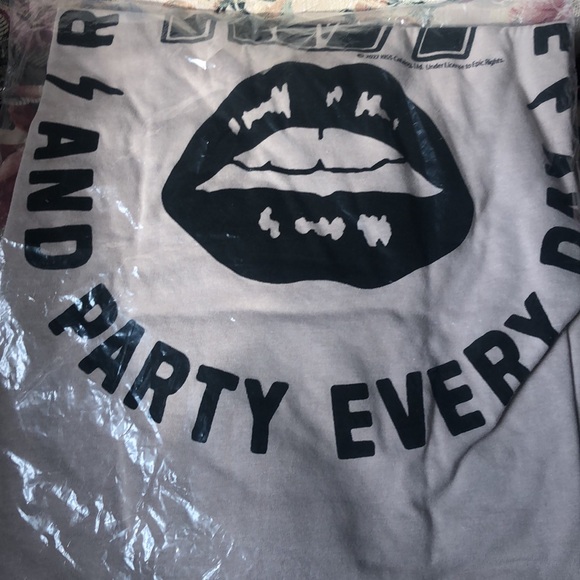 Last chance! - NWT! Vinyl Icons Kiss shirt! 💋 - Picture 8 of 8